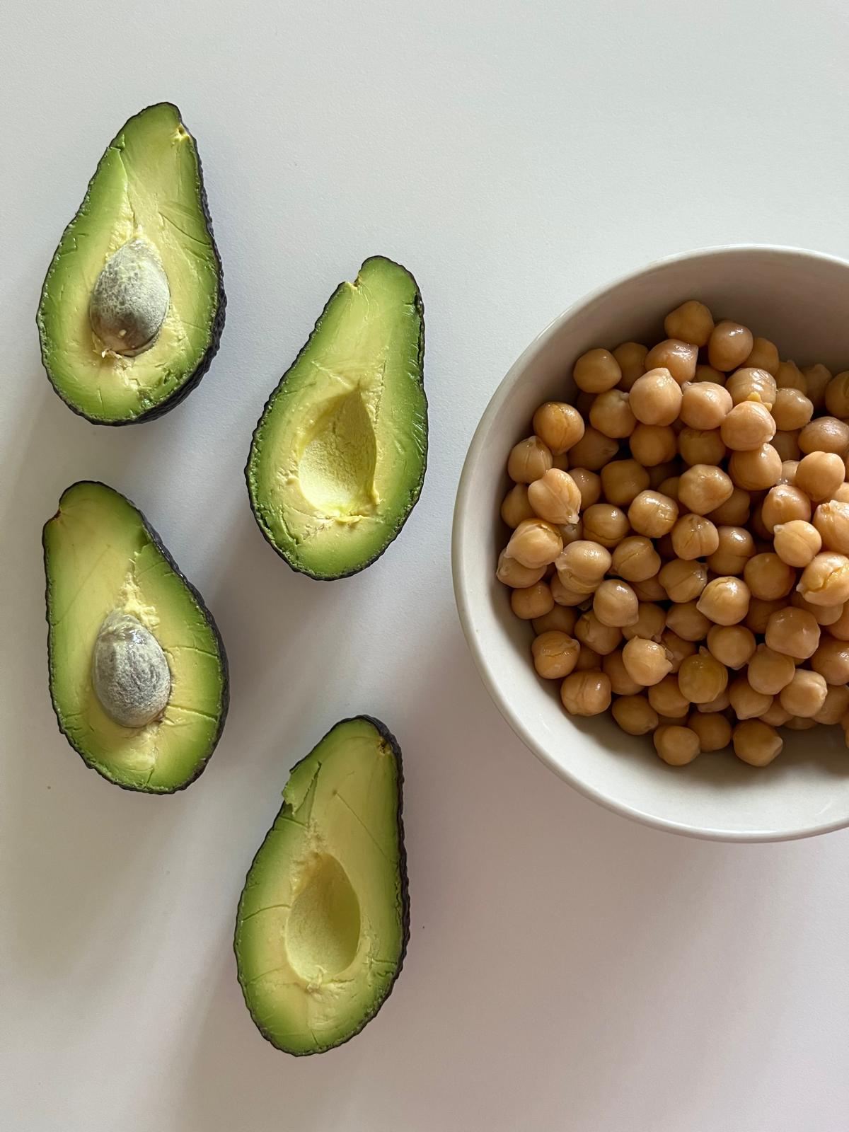 Avocado con ceci: ricetta semplice e nutriente