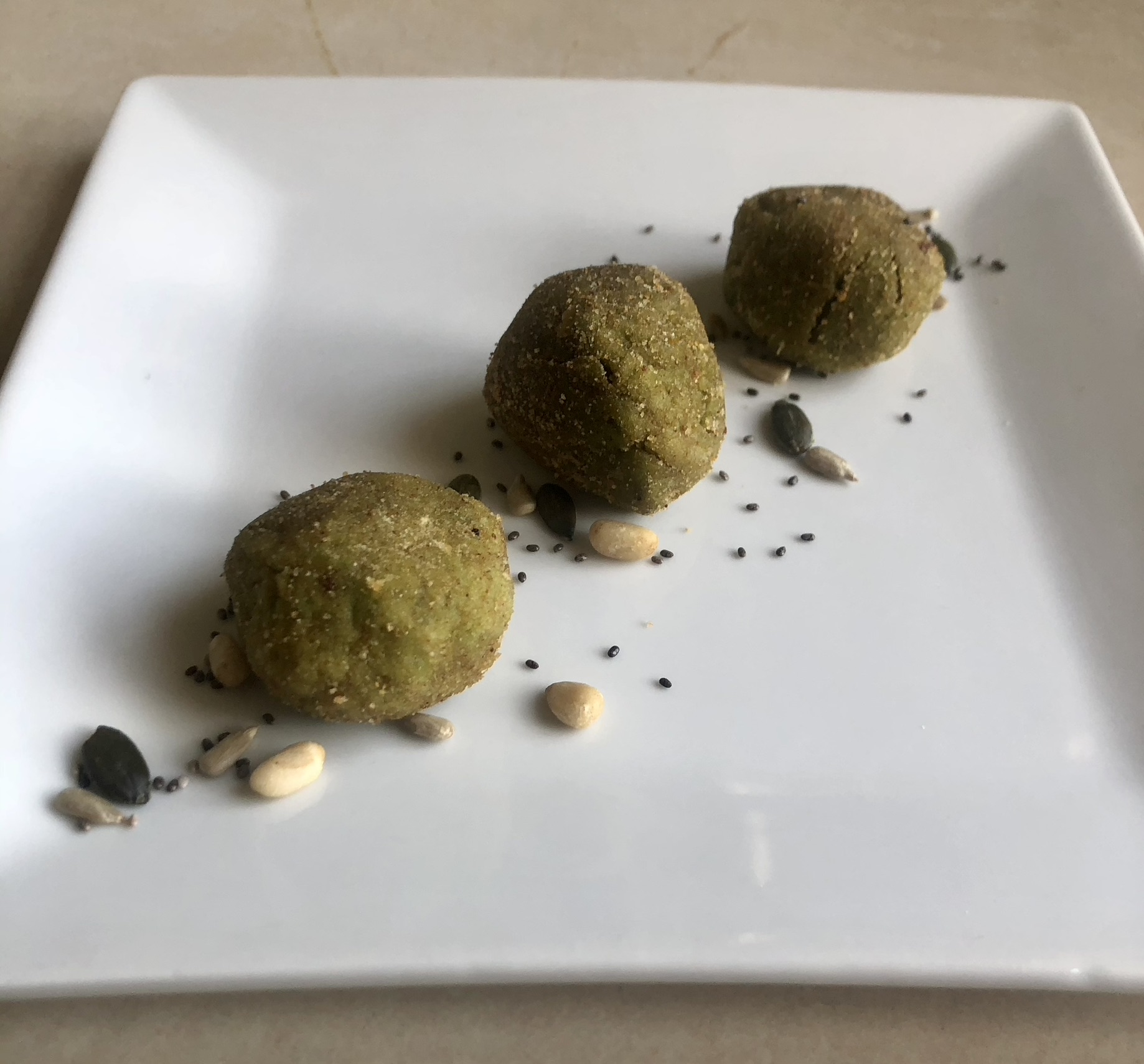Crocchette di avocado con semi