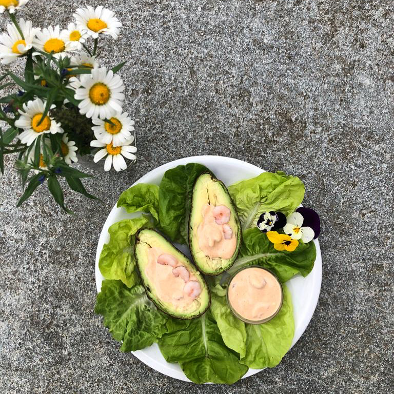 Avocado ripieno di gamberetti in salsa rosa