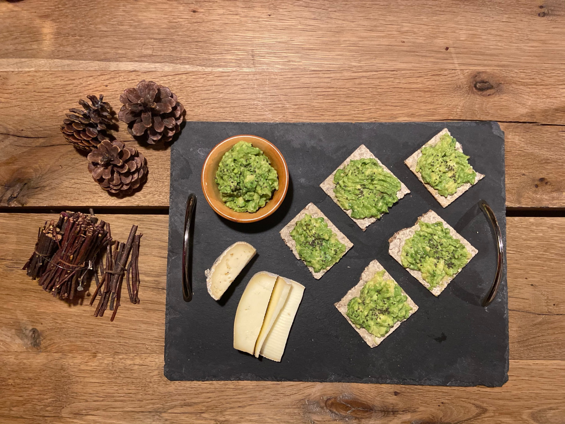 Crostini con guacamole e formaggio