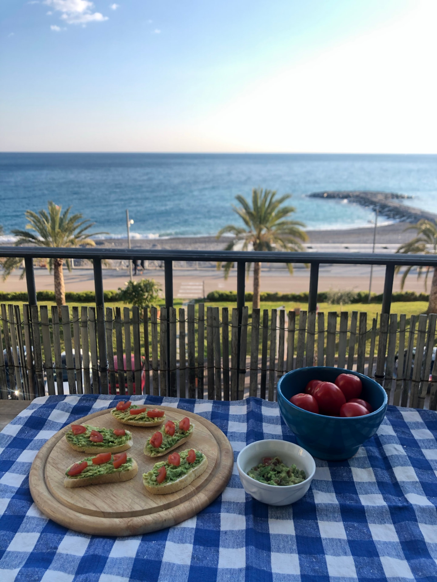 Bruschette con avocado e pomodori sul mare