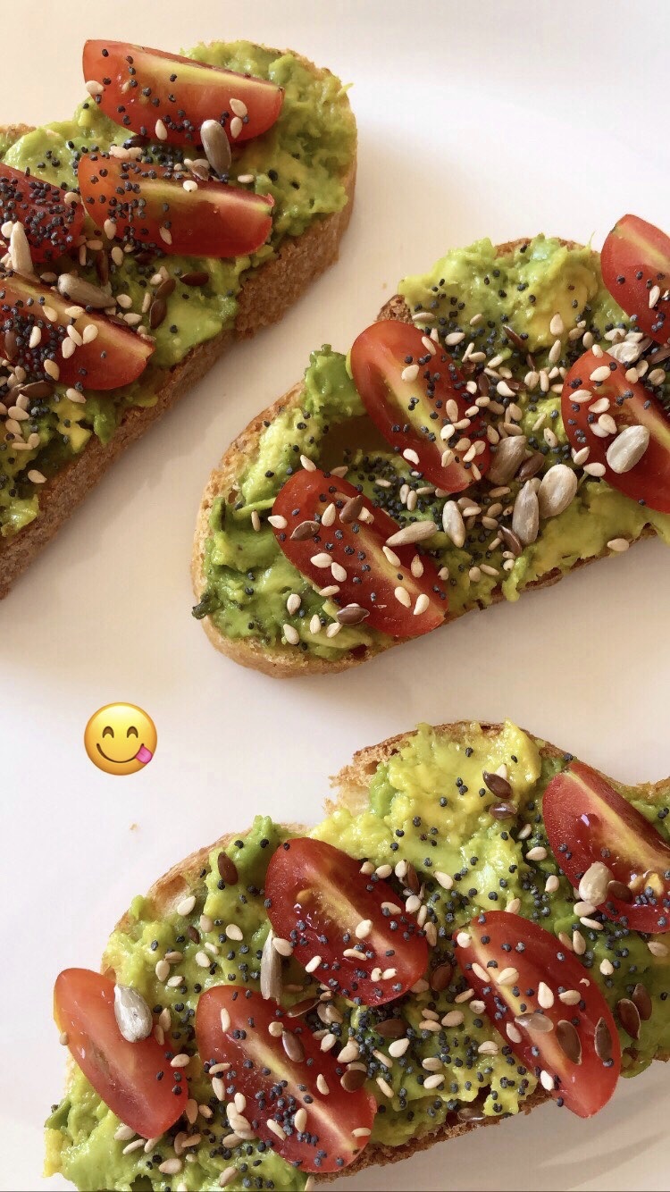 Toast con avocado, pomodori e semi
